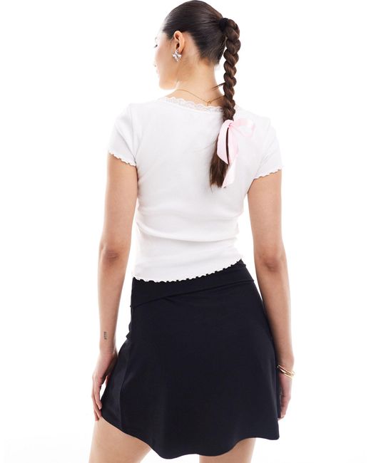 T-shirt échancré à manches courtes en maille pointelle à détails nœud Miss Selfridge en coloris White