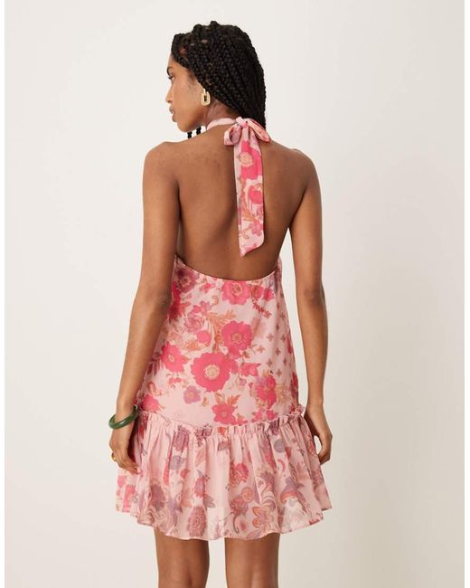 Vestido Corto Con Cuello Halter, Estampado Floral Y Volante En El Bajo De ASOS de color Pink