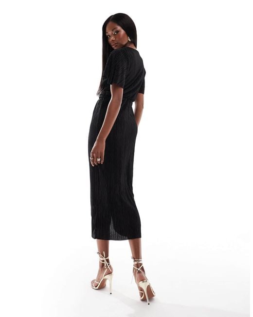 Robe portefeuille mi-longue en tissu plissé à manches courtes avec anneau AX Paris en coloris Black