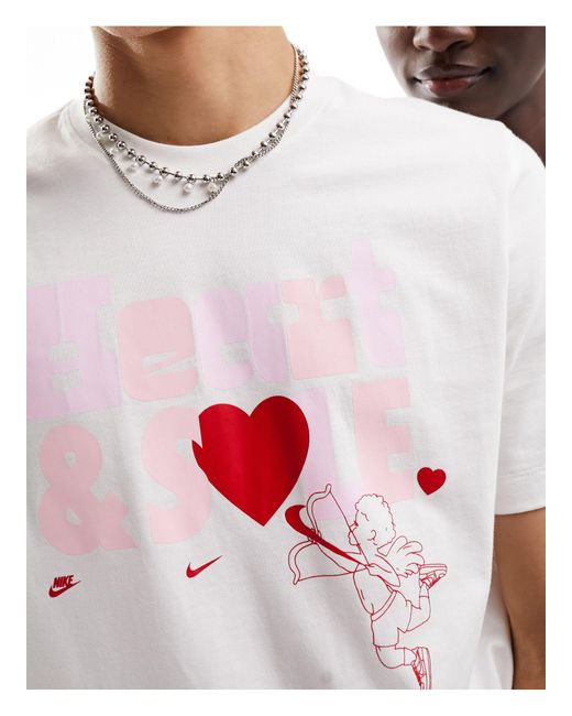 T-shirt unisex bianca con stampa grafica "heart and sole" di Nike in Pink