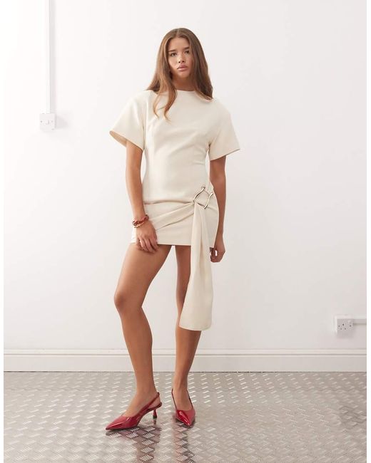 Vestido Corto Estructurado Con Cuello Alto Y Detalle Drapeado Con Adorno De Metal En La Cintura Martini De -Amarillo Lioness de color Natural