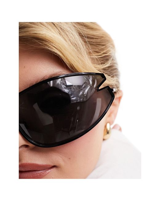 Fly - occhiali da sole a mascherina oversize neri di Weekday in Black