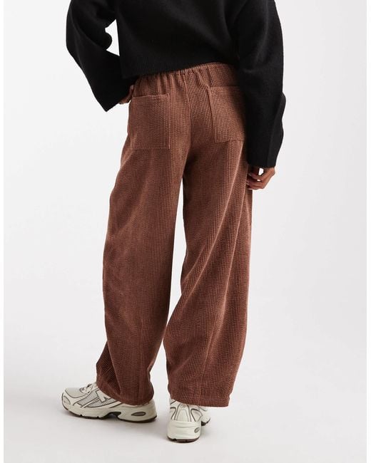 Petite - pantalon bouffant à enfiler en velours côtelé - chocolat ASOS en coloris Brown