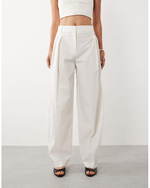 Mango Starring Hailey Bieber in het White