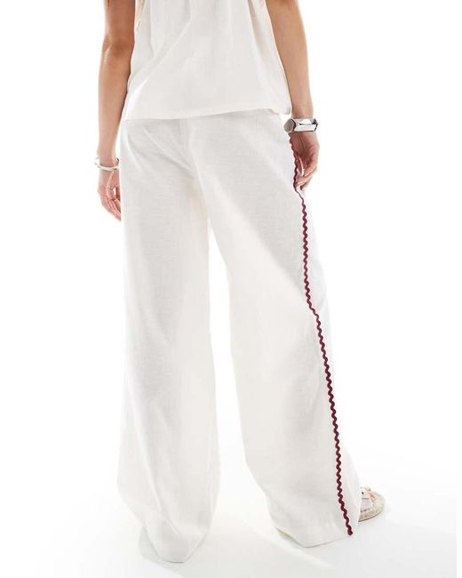 Pantalones Playeros Blancos Con Ribetes En Zigzag Rojos Exclusivos De (Parte De Un Conjunto) esmé studios de color White