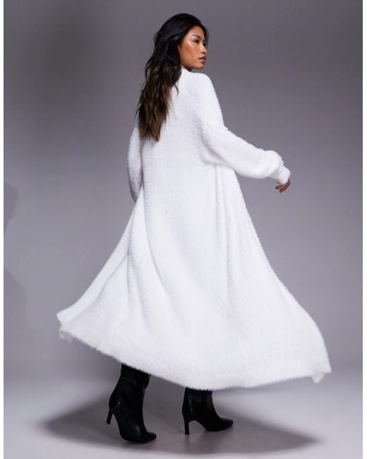 Gilet d'ensemble long en maille douce duveteuse Aria Cove en coloris White