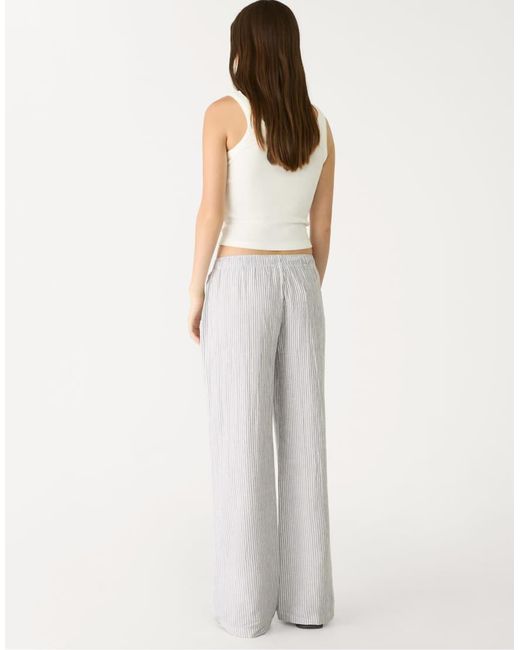 Pantaloni Fluidi di Stradivarius in White