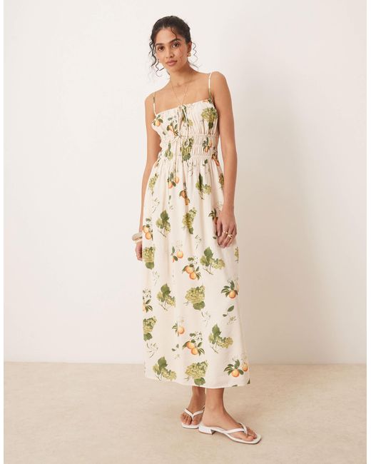Abercrombie & Fitch Natural – fließendes maxikleid mit weichem ausschnitt, spaghettiträgern und früchteprint