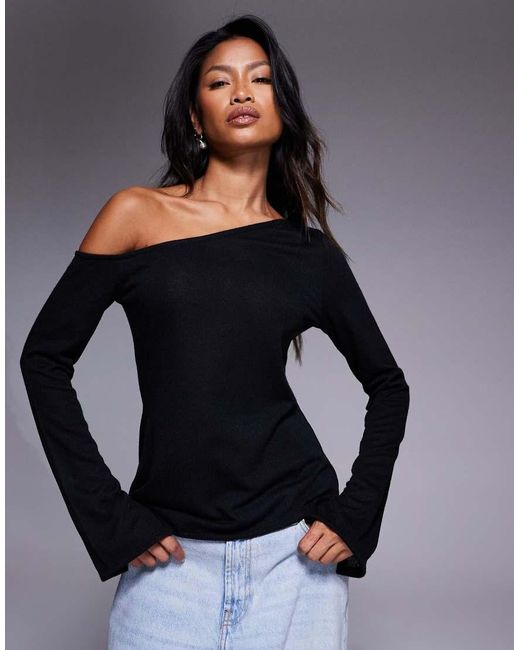 ASOS Doorschijnende Asymmetrische Top Met Gebreide Look En Blote Schouder in het Black