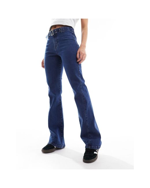 Jeans bootleg a vita bassa lavaggio medio con fibbia di Urban Bliss in Blue