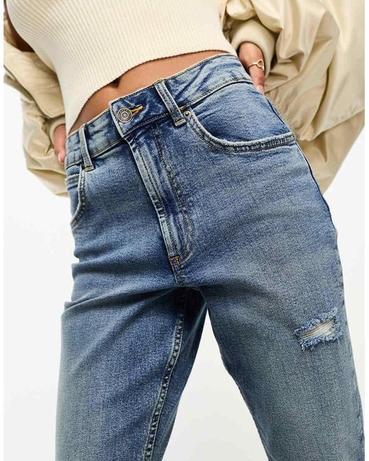 Vaqueros Mom Cómodos De Corte Slim Con Diseño Rasgado De Asos Design Petite ASOS de color Blue