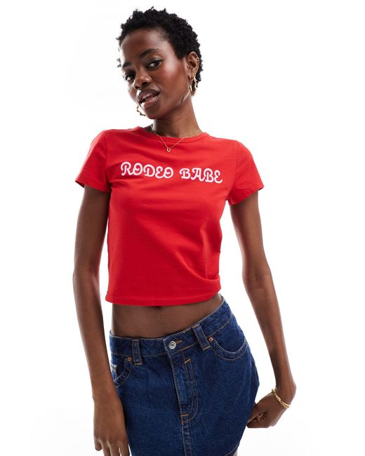 T-shirt mini rossa con stampa "rodeo babe" sul davanti di Monki in Red