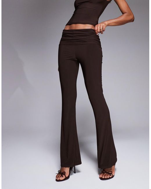 Exclusivité - - pantalon évasé d'ensemble près du corps avec taille rabattue double épaisseur - chocolat Kaiia en coloris Gray