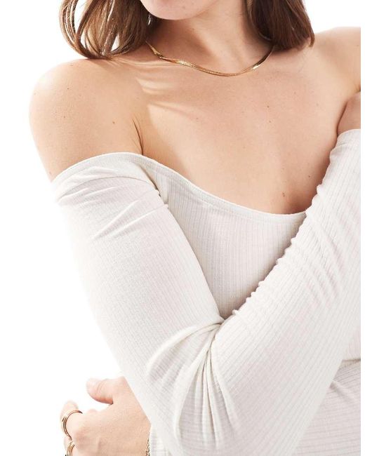 Top A Maniche Lunghe Color Crema Con Spalle Scoperte E Scollo A V di Miss Selfridge in White