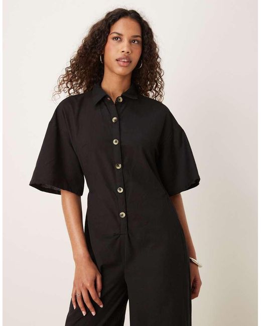 Mono Largo De Pernera Ancha Con Botones Y Solapas De ASOS de color Black