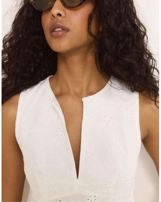 Stradivarius White Fitted Embroidered Sleeveless Top