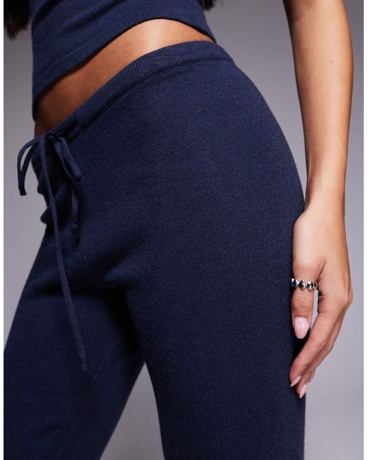 Leora - pantalon d'ensemble évasé à taille basse en maille ultra douce avec détail noué Tiger Mist en coloris Blue