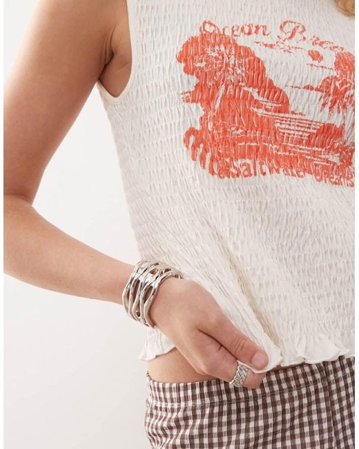 Camiseta Blanca Fruncida De Corte Amplio Sin Mangas Con Bordes Ondulados Y Estampado Naranja En Contraste "Ocean Breeze" De Monki de color White