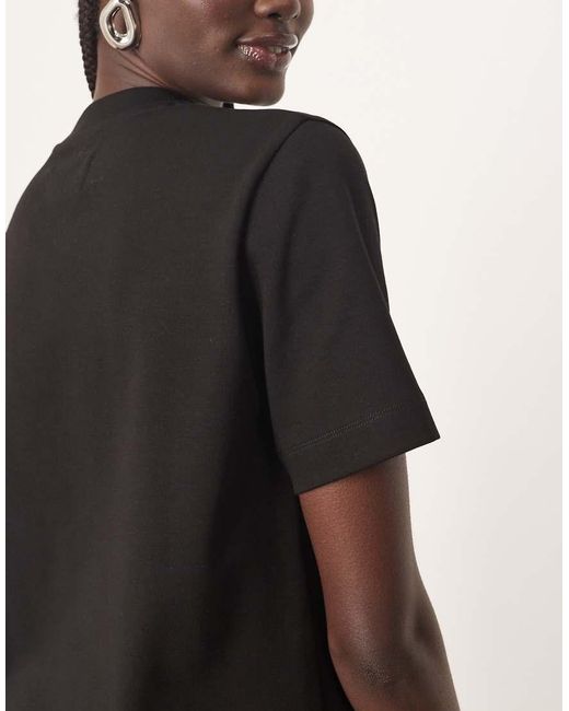 T-Shirt Regular Taglio Lineare Nera di ARRANGE in Brown