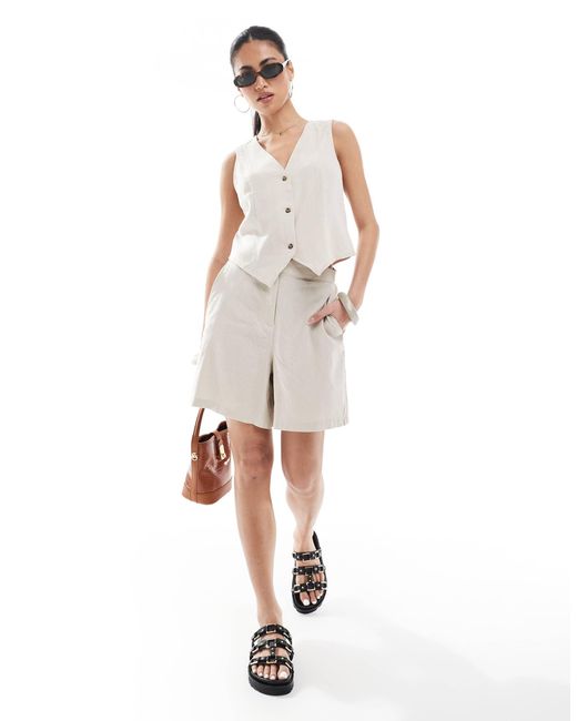 Short d'ensemble ajusté en aspect lin - taupe Vero Moda en coloris White