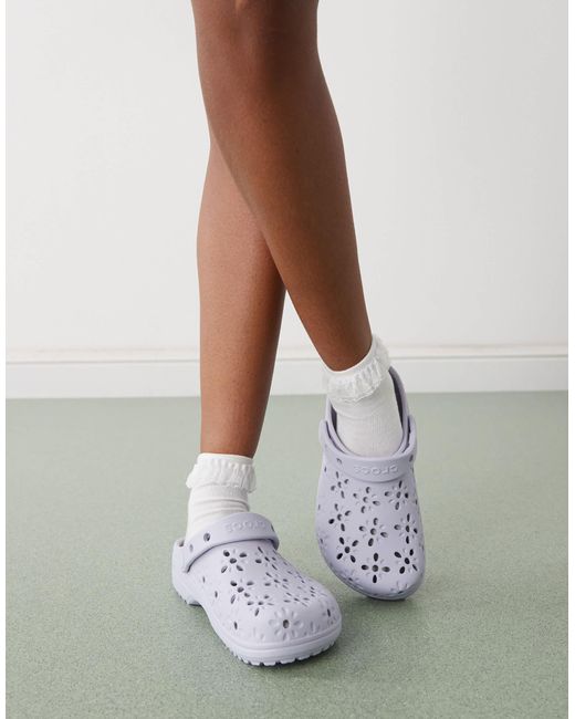 Sabots classiques à découpes fleuries - lune violette CROCSTM en coloris Gray