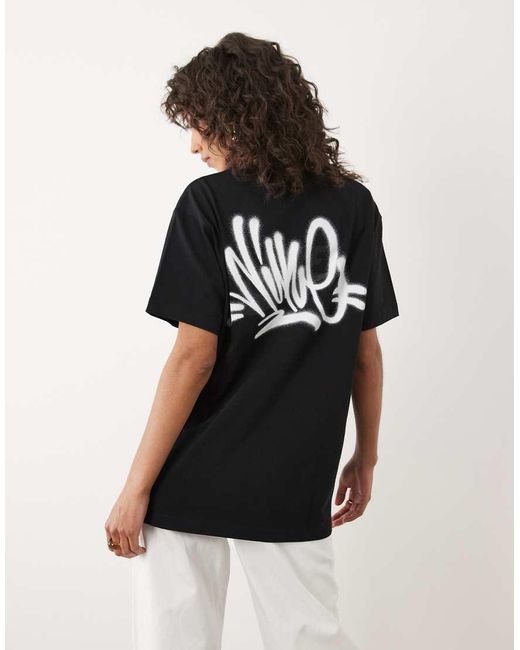 Nike Black Classic Boyfriend Fit T-Shirt With Graphic Back Print