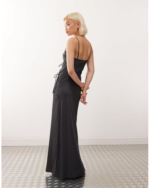 About a girl - robe longue en satin à pois avec découpe asymétrique à liens noués Lioness en coloris Black