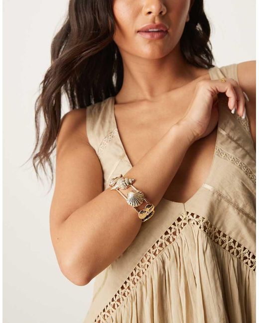 Pulsera Dorada Rígida Y Abierta Con Diseño Variado De Conchas De ASOS de color Natural