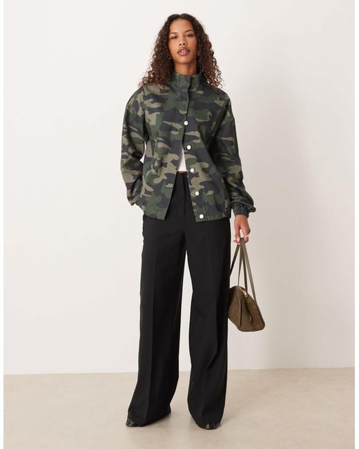 ASOS Green – jeansjacke mit stehkragen und military-muster