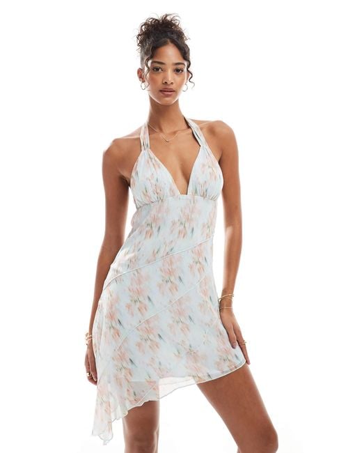 Pull&Bear White – asymmetrisches minikleid mit gestuftem saum und verschwommenem blumenmuster