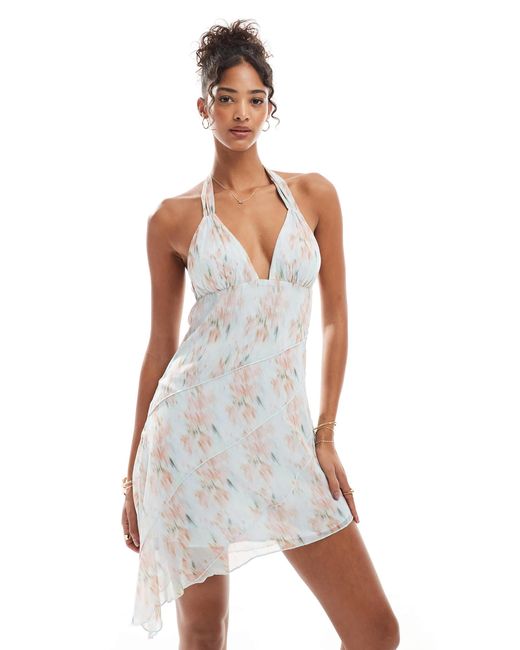 Robe courte avec ourlet à volants asymétriques - imprimé fleurs flou Pull&Bear en coloris White