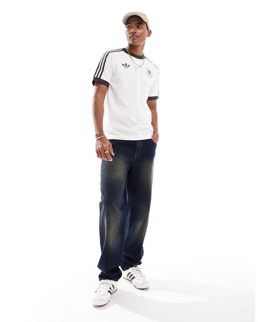 Adidas originals - adicolor - classics 3-stripes germany - t-shirt bianca con tre strisce di Adidas Originals in White
