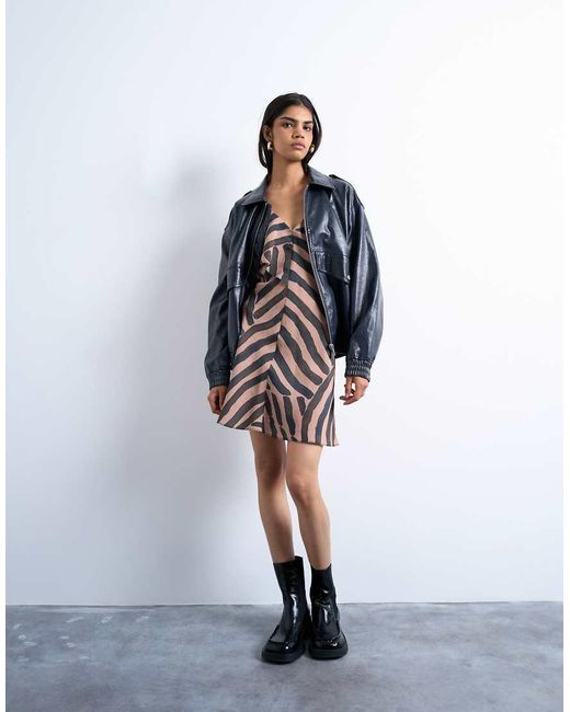 Vestito Corto Asimmetrico Con Volant Color Cioccolato A Righe Con Motivo Astratto di TOPSHOP in White