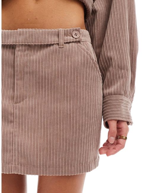 Mini-jupe d'ensemble ceinturée ultra-courte en velours côtelé - vison ASOS en coloris Brown