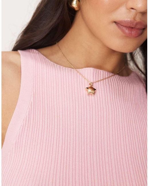 Top De Tirantes Con Cuello Barco De Punto De Canalé De ASOS de color Pink