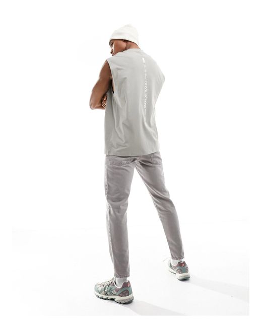 Camiseta gris extragrande sin mangas con estampado del logo en el centro ASOS de hombre de color White