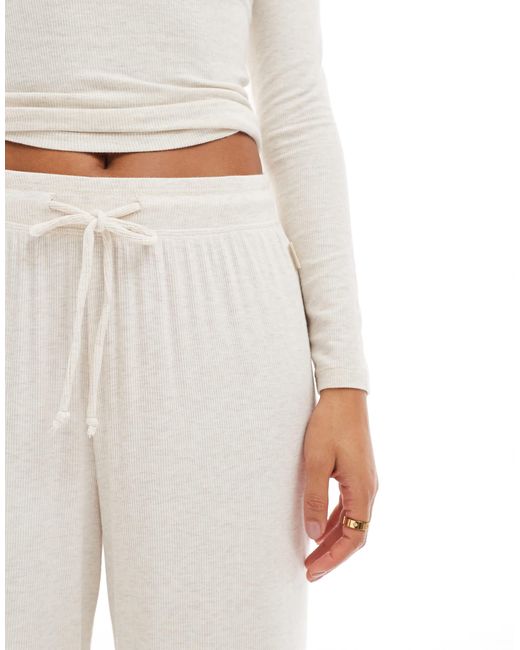 Cotton On White Baumwolle on – sleep recovery – hose mit weitem bein