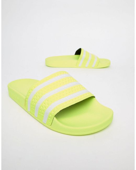 adidas Originals Adilette Slippers in het Geel voor heren | Lyst NL