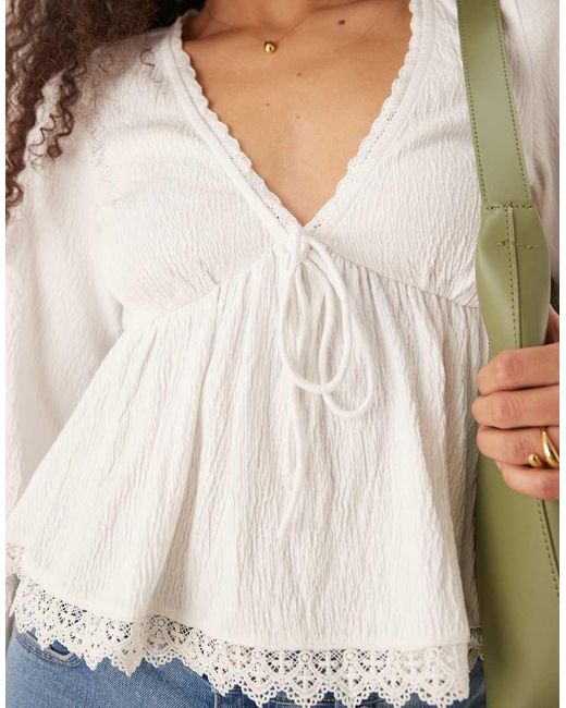 ASOS Top Van Kreukelstof Met Kanten Zoom, Lange Mouwen En Gestrikte Voorkant Voor in het White