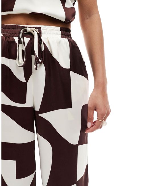 Pantalon large d'ensemble satiné à imprimé géométrique et cordon 4th + Reckless Petite en coloris White