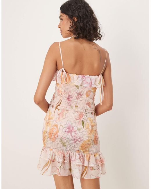 ASOS Natural – kurzes trägerkleid mit gesmoktem oberteil, rüschen und blumenmuster