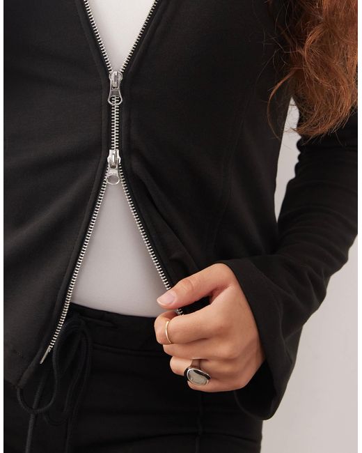 Monki Black – figurbetonter kapuzenpullover