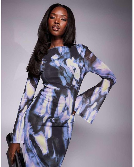 Vestido Largo Azul Con Estampado Floral Abstracto, Espalda Escotada Y Mangas Ángel De Malla De ASOS de color Blue