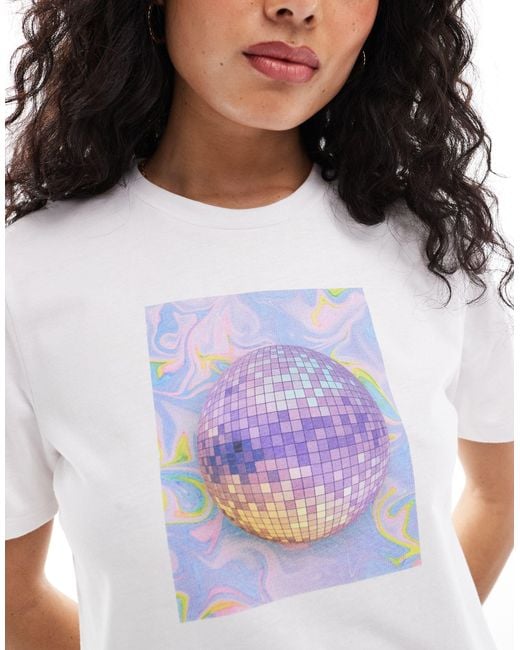 T-shirt corta bianca con globo da discoteca di Pieces in Blue