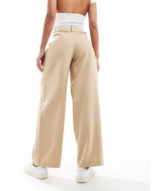 Pantaloni color cammello a fondo ampio con fascia di Miss Selfridge in Natural