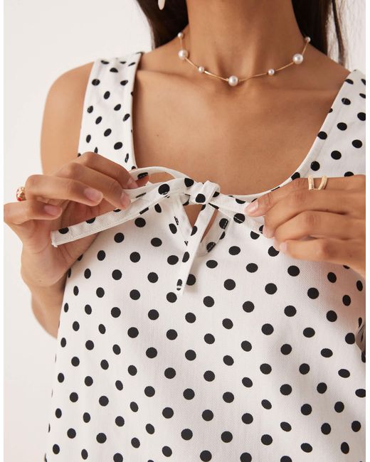 Robe courte en denim à encolure dégagée avec nœud à l'avant - pois ASOS en coloris Natural