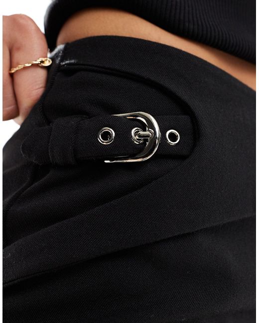 Pantaloni dritti neri con cintura con fascette di ASOS in Black