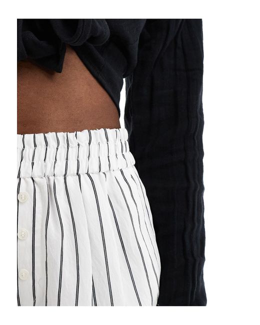 Pantaloncini di cotone taglio lungo bianchi a righe di Bershka in White