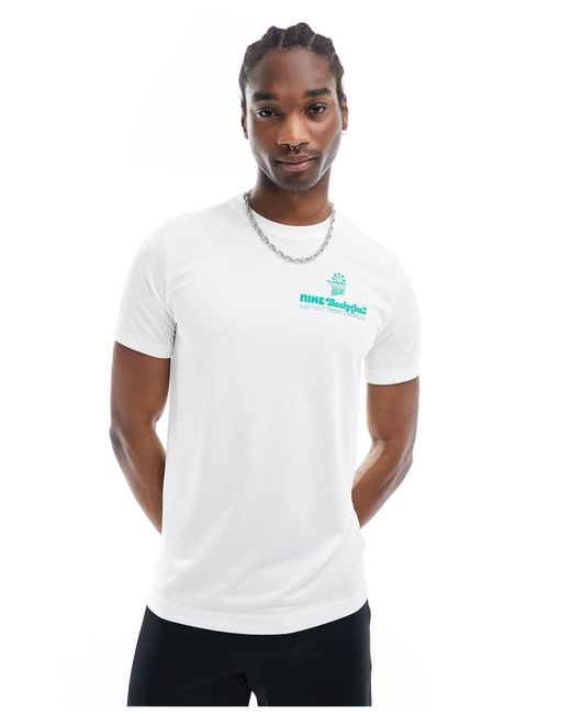 Nike basketball - t-shirt bianca con grafica sul retro di Nike Football in White