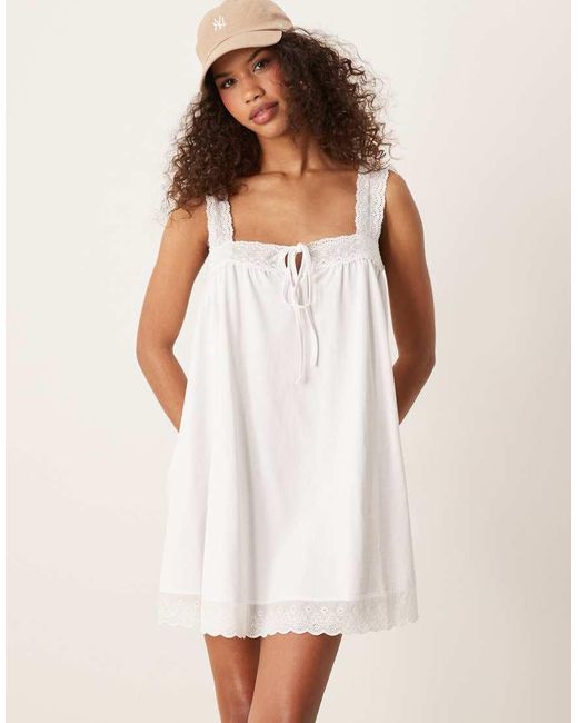 ASOS Aangerimpelde Mini Jurk Met Vierkante Hals En Kanten Inzetstuk in het White